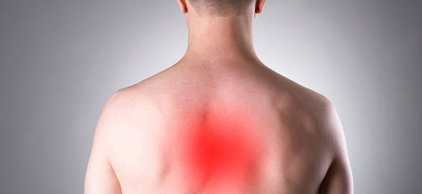 Die thorakale Osteochondrose äußert sich in anhaltenden Schmerzen in der Wirbelsäule. 