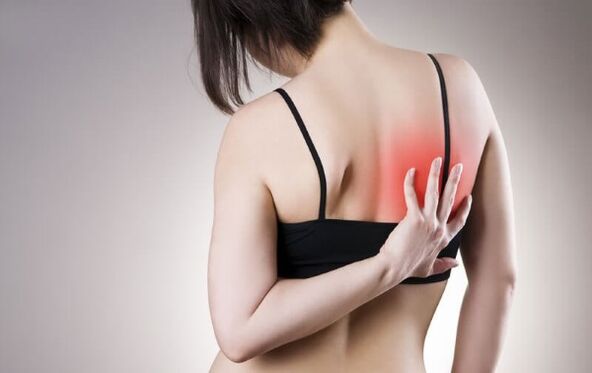 Dorsago, die mit der thorakalen Osteochondrose einhergeht, äußert sich in stechenden Schmerzen bei Bewegung.