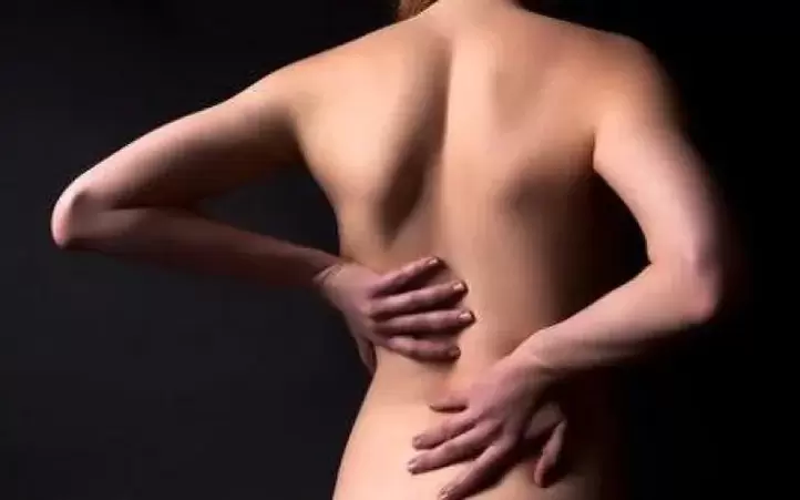 Bei Osteochondrose können Sie Ihren Rücken mit einer traditionellen Warmmassage massieren.